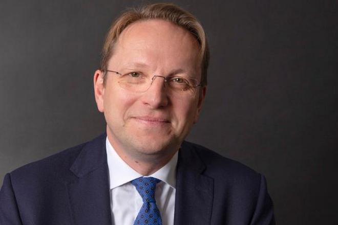 Еврокомисарят по съседството и разширяването Оливер Вархей пристига утре у нас Това